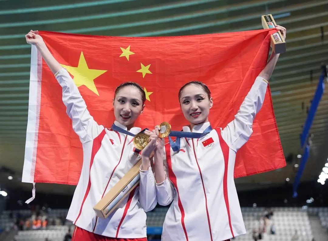 广东姐妹花在颁奖仪式上。