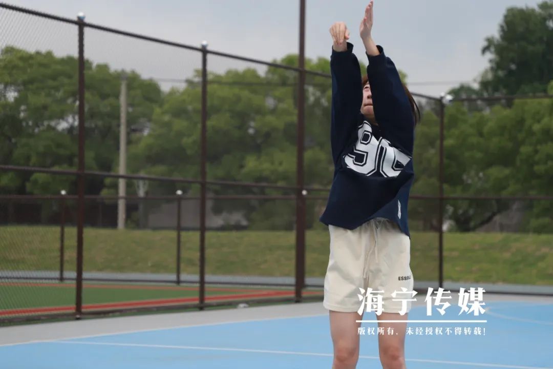 女生打篮球教程_20岁女孩打篮球技巧视频_初学女生打篮球的视频