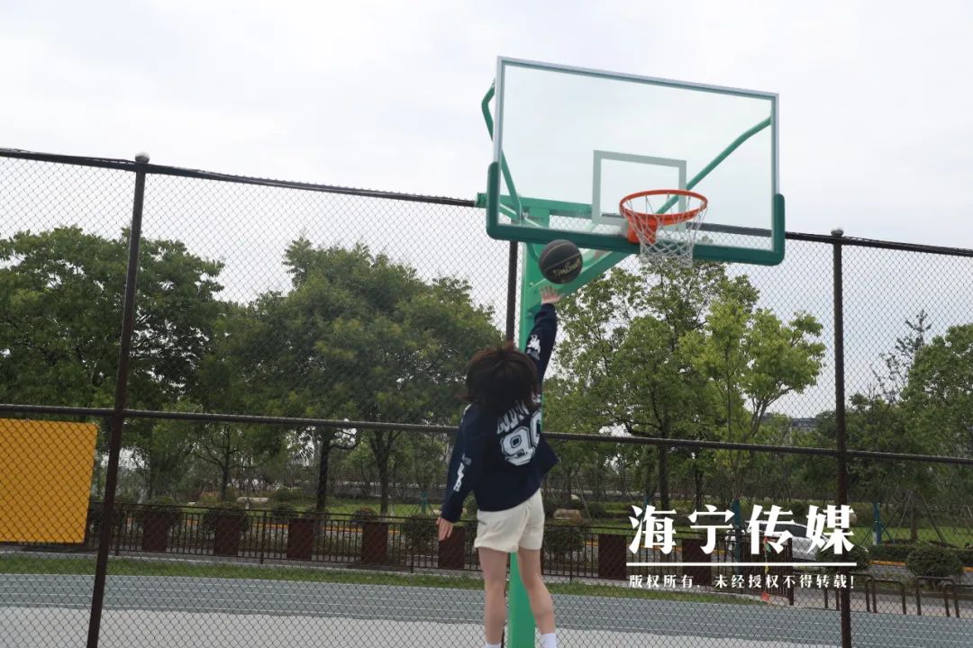 初学女生打篮球的视频_女生打篮球教程_20岁女孩打篮球技巧视频