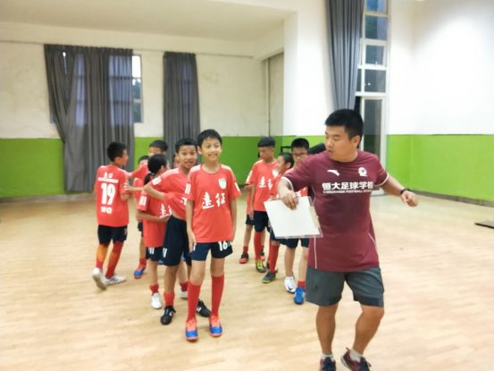 足球战术视频制作_足球战术视频锦集_足球战术规则训练视频