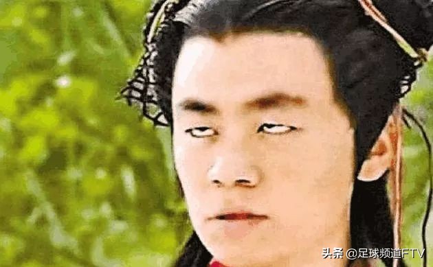 足球比赛中裁判_足球比赛裁判说什么语言_足球比赛裁判劝架规则是什么