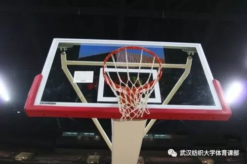 篮球新手上篮教学视频_新人如何练三步上篮球技巧_新手篮球上篮技巧